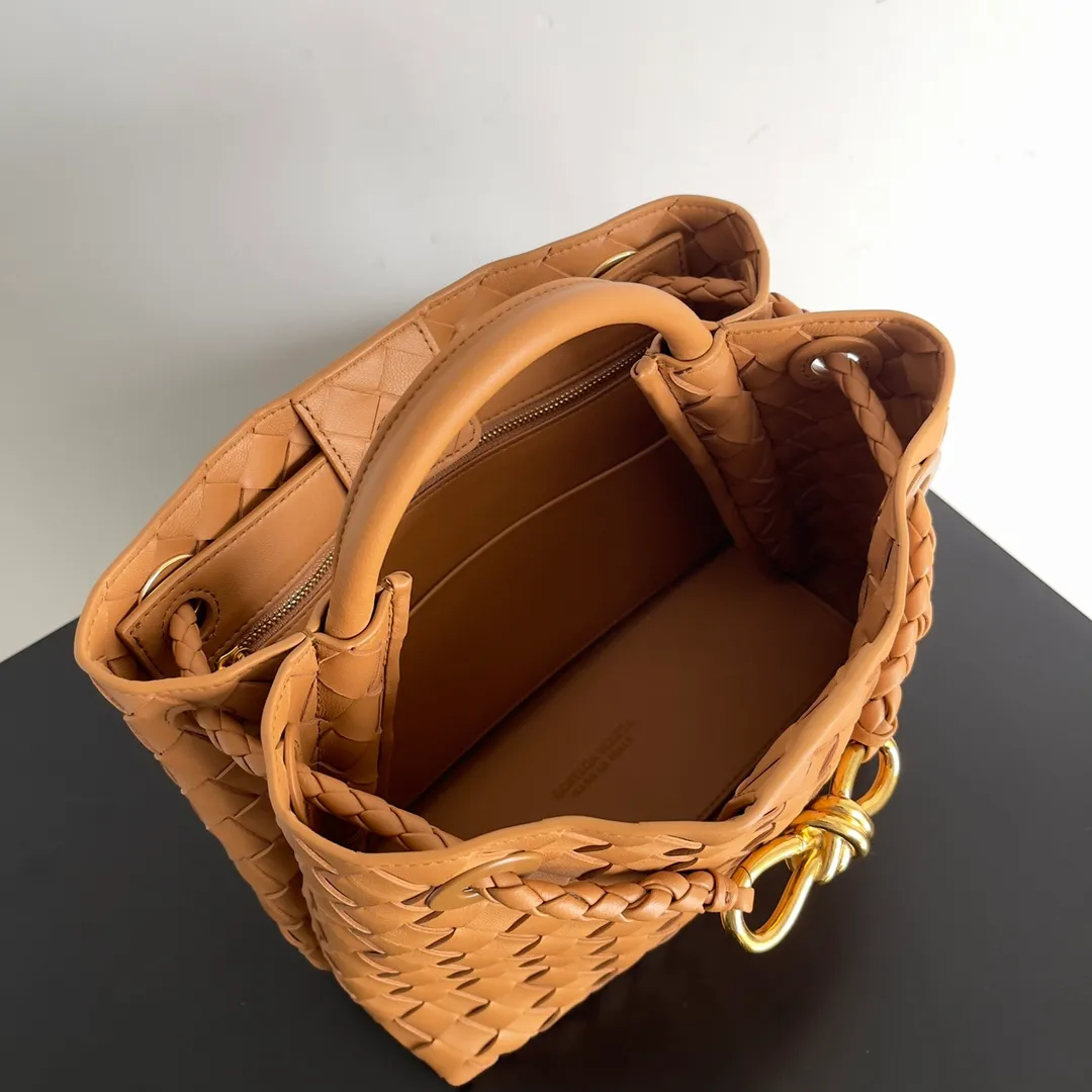 The 2023 new Andiamo batch of 1860 BV has been shipped‼ ️Really popular🔥The new Andiamo woven handbag launched by Bottega Veneta this season is really popular all over the world! ! Celebrities at home and abroad have worn it, and Oscar-winning actress Michelle Yeoh has taken it out on the street. Song Jia, Trai Yara, Yu Feihong, Sanji Ayaka, Rosie Hunting-Whiteley, Yoshioka Riho, etc. have all picked up this bag. It is classic and versatile, showing off its temperament, and the bag capacity is also large, which is very convenient for daily commuting! ! A variety of carrying methods, the shoulder straps can be adjusted by yourself, the original lambskin feels soft and delicate, and the neutral style is made to break gender boundaries and bring a more practical and longer-lasting use experience. Andiamo, which has both elegant and casual styles, perfectly interprets the true appearance of "fashionable old money style". Style number: 743568 Size: 25*22*10.5cm